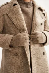 Guantes tejidos a mano en punto jersey, confeccionados 100% en lana fina sin teñir.