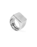 Anillo plateado de acero inoxidable con forma cuadrada y bordes redondeados.