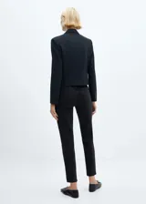 Jeans mom fit color negro con tiro alto, corte a la altura del tobillo y cinco bolsillos. Confeccionado en tejido de algodón elástico estilo tejano vaquero. Cierre de cremallera y botón.