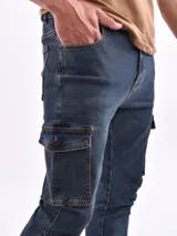 Jean slim azul con bolsillos cargo laterales.
