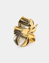 Broche dorado con forma de flor de cinco pétalos.