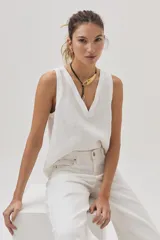 Musculosa blanca de lino con escote en V.