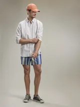 Camisa verde militar de manga larga, confeccionada en mezcla de lino y algodón. Tiene cuello clásico, cierre con botones y un bolsillo en el pecho.