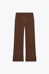 Pantalón marrón de corte ancho, con cintura elástica y bolsillos laterales.
