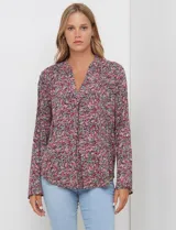 Blusa de manga larga con estampado floral pequeño en tonos rosados, morados y azules, escote en V y detalle de botones frontales.