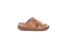 Sandalias de cuero color caramelo con tecnología Antistress. Presentan tiras anchas cruzadas sobre el empeine y plantilla anatómica de PU con acción antibacteriana.