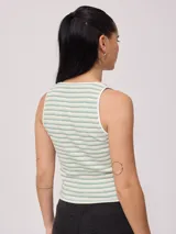 Musculosa a rayas horizontales verdes y blancas, de corte ajustado y breteles anchos.