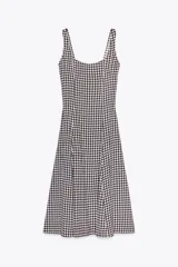 Vestido midi con estampado de cuadros vichy en blanco y negro, escote redondo y tirantes anchos.
