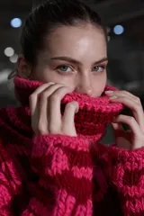 Cárdigan tejido de lana color borgoña con bordado de letras rosas que forman la frase "Good To Be Together". Tiene cuello redondo, cierre frontal con cremallera y calce holgado.