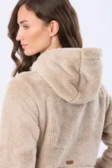 Campera de sherpa suave color beige, con capucha, cierre frontal con detalles en cuero y bolsillos laterales.