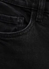 Pantalón de jean negro, tiro alto, corte mom fit, con cinco bolsillos y cierre de cremallera y botón.