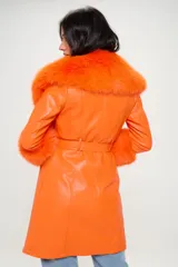 Tapado largo de cuero vegano color naranja con cuello y puños de piel sintética naranja.