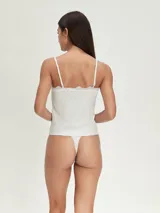 Musculosa interior gris melange con breteles finos y detalle de encaje blanco en el escote.