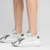 Zapatillas de running en combinación de blanco y gris, con suela de diseño innovador para mayor confort.