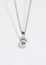 Collar de cadena con dije de punto de luz, hecho de acero quirúrgico hipoalergénico.
