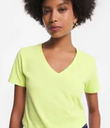 Remera básica celeste de media malla, con escote en V y mangas cortas.