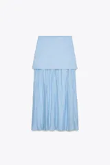 Falda midi celeste con cintura elástica, detalle de tejido combinado plisado y semitransparente.