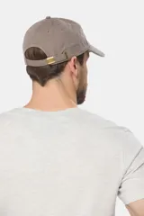 Gorra de béisbol azul marino de lona con visera curva y logo bordado en el frente.