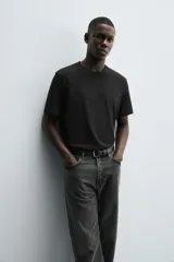 Pack de tres camisetas básicas de hombre, corte regular, cuello redondo y manga corta.