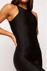 Mono deportivo marrón con cuello halter y espalda descubierta.