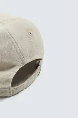 Gorra azul marino de algodón con visera y ajuste trasero.