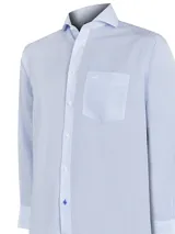 Camisa celeste a rayas verticales, de corte regular fit, con cuello italiano, manga larga y bolsillo en el pecho con logo bordado.