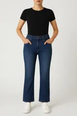 Pantalón de jean azul oscuro, de corte flare y tiro alto.