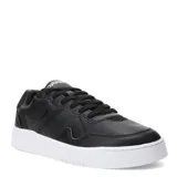 Championes de diseño urbano, color negro con detalles gris, de corte bajo y suela blanca.