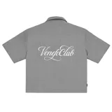 Camisa de manga corta con corte boxy fit, a rayas verticales grises y blancas. Tiene cuello clásico, cierre con botones y bordado blanco en la espalda con la inscripción "Venefo Club".