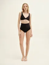 Soutien de bikini negro, con diseño elegante y breteles ajustables en forma de espada.