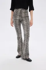 Pantalón de jean con estampado animal print, corte flare y tiro alto.