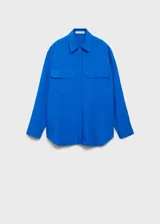 Camisa azul eléctrico de tejido fluido con mezcla de lino y lyocell, cierre frontal oculto, manga larga con puños abotonados, diseño recto, cuello camisero, diseño largo y dos bolsillos de solapa en la parte delantera.