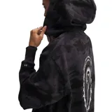Buzo negro con capucha y cierre completo, de la línea Project Rock de Under Armour. Tiene estampado camuflado en tonos grises y logo de la marca en el pecho.