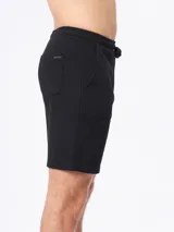 Bermuda deportiva gris claro de felpa con cintura elastizada y cordón ajustable.