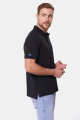 Remera polo color bordó de piqué liso, con cuello en rib y botones personalizados.