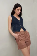Short negro de algodón, de tiro medio, con bolsillos delanteros y traseros.