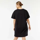 Vestido negro de corte recto, largo hasta la rodilla, con escote en V y mangas cortas.