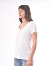 Remera básica de cuello en V y mangas cortas, color negro.