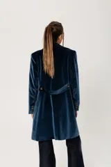 Chaqueta azul de terciopelo de algodón con cuello clásico, cierre cruzado con botones y corte holgado.