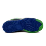 Championes deportivos Diadora modelo B.560 Italia, de corte bajo, con paneles superpuestos en tonos verde brillante, verde lima, azul marino y blanco. Presentan cordones azules y suela gruesa en tonos beige, azul y verde.