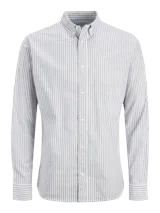 Camisa de vestir a rayas verticales celestes y blancas, de manga larga y cuello abotonado. Cierre frontal con botones y corte slim fit.