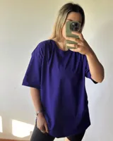 Remerón de corte oversize en color violeta, confeccionado en tejido de algodón con cuello redondo y mangas cortas.