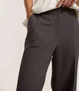 Pantalón de vestir femenino, color bordó, de corte recto y tiro alto, confeccionado en tejido de poliéster y viscosa. Presenta bolsillos tipo cuchillo.