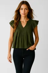 Blusa verde militar de algodón, con frunces, corte ancho y cuello en V. Mangas cortas con volados.