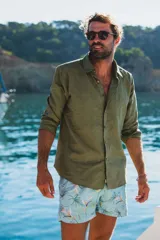 Camisa azul marino de lino con manga larga y botones de coco natural.