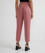 Pantalón color rosado de corte recto, con cintura ancha y pespuntes.