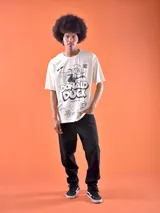 Remera color crema de corte oversized con estampado de Donald Duck.