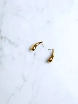 Par de aros colgantes dorados con forma de gota.