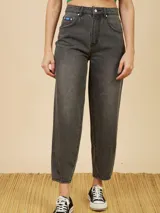 Pantalón jean gris oscuro de corte amplio y tiro alto.