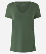 Remera deportiva verde militar de viscosa con escote en V y estampa lateral con la palabra 'Wellbeing'.